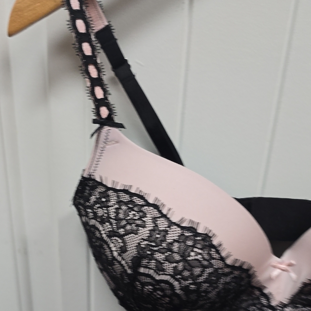 NEW 34DD Victoria's Secret Black and Pink Lace Bra - Picture 3 of 8